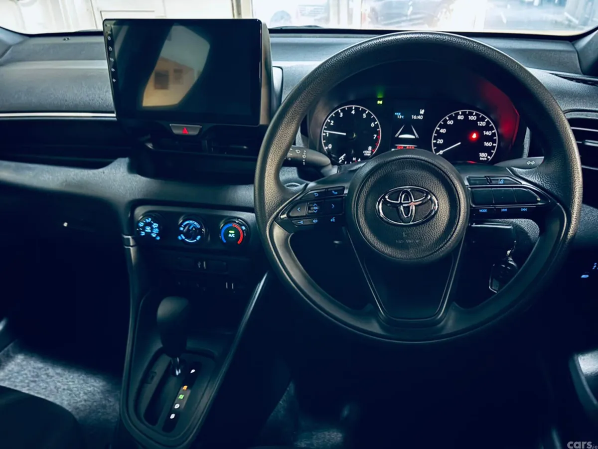 Toyota Yaris Hatchback, Petrol, 2022, Silver