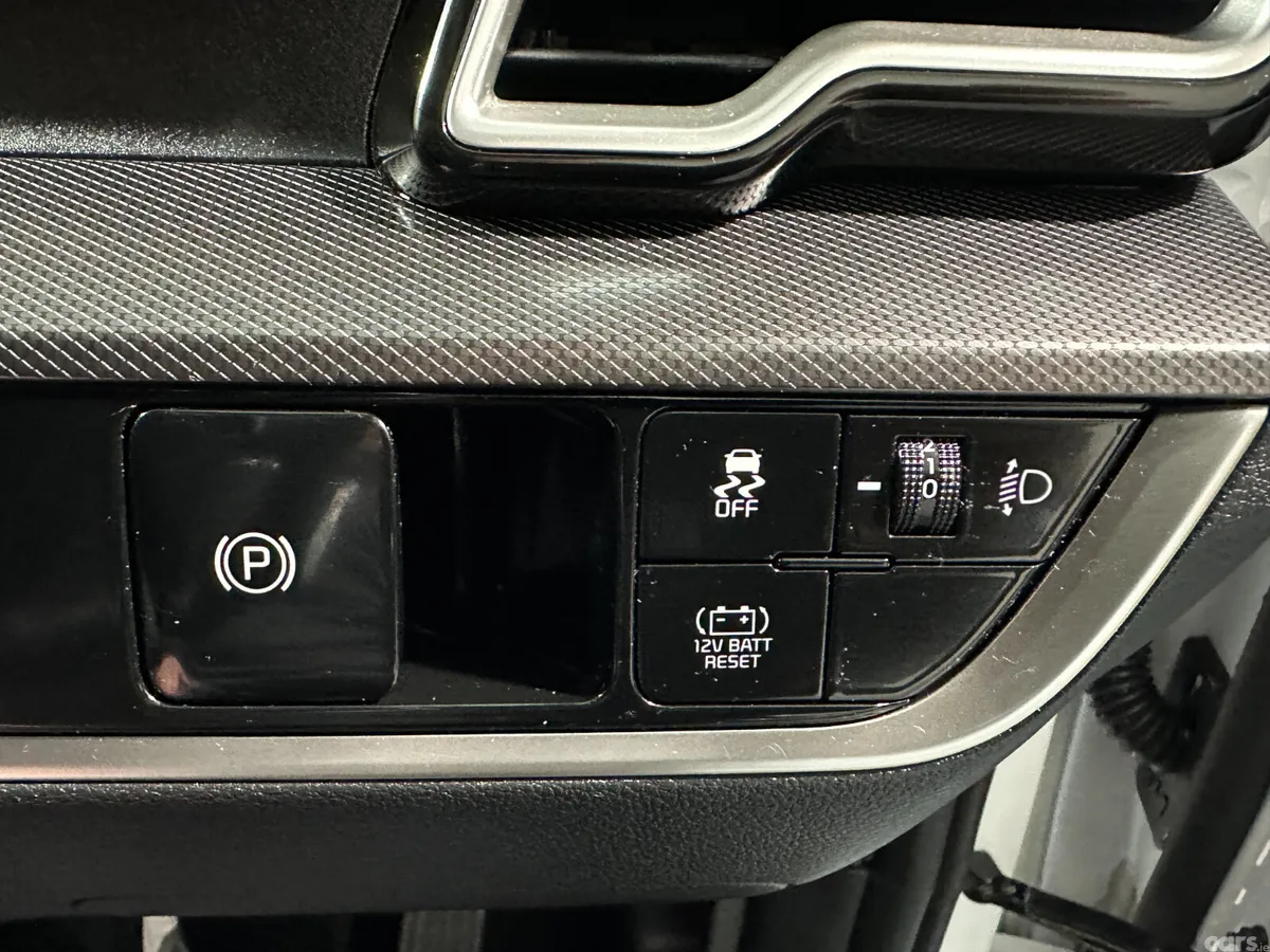 Kia Sportage SUV, Petrol Hybrid, 2024, White