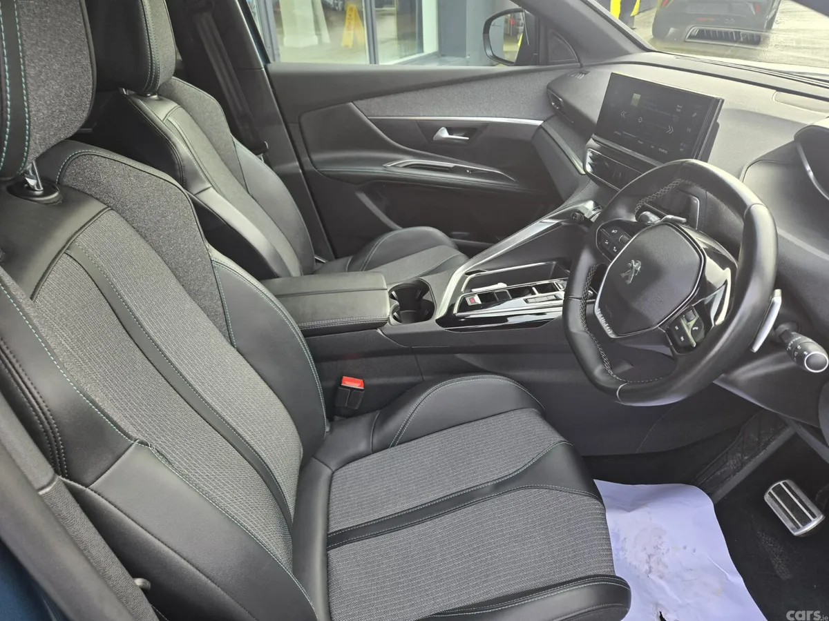 Peugeot 5008 MPV, Diesel, 2023, Blue
