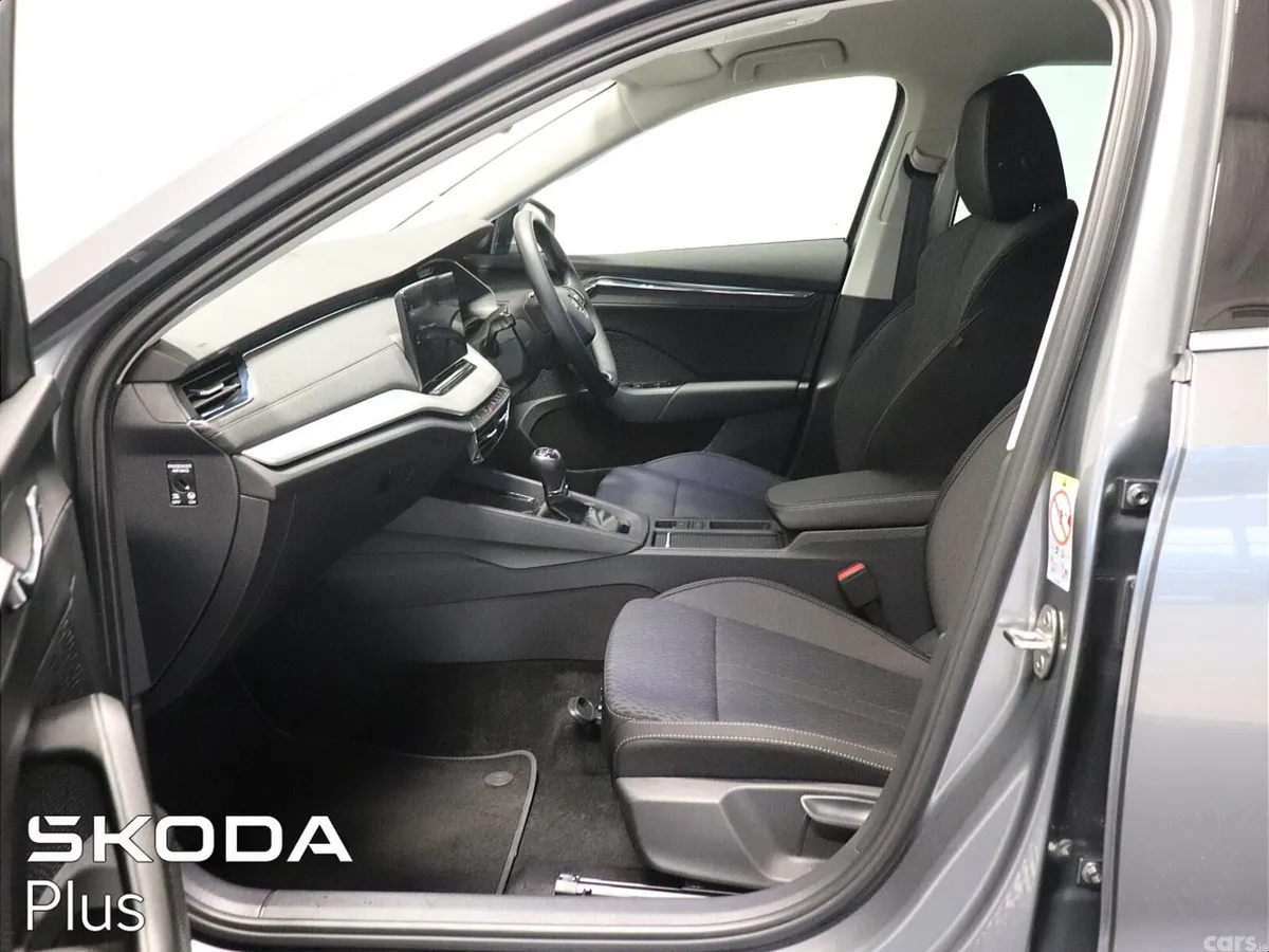 Skoda Octavia Saloon, Petrol, 2023, Grey