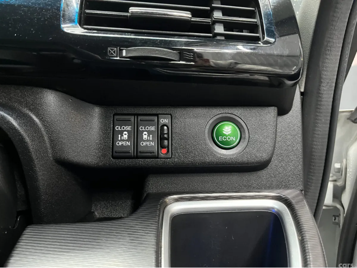 Honda Stepwagon MPV, Petrol Hybrid, 2020, White