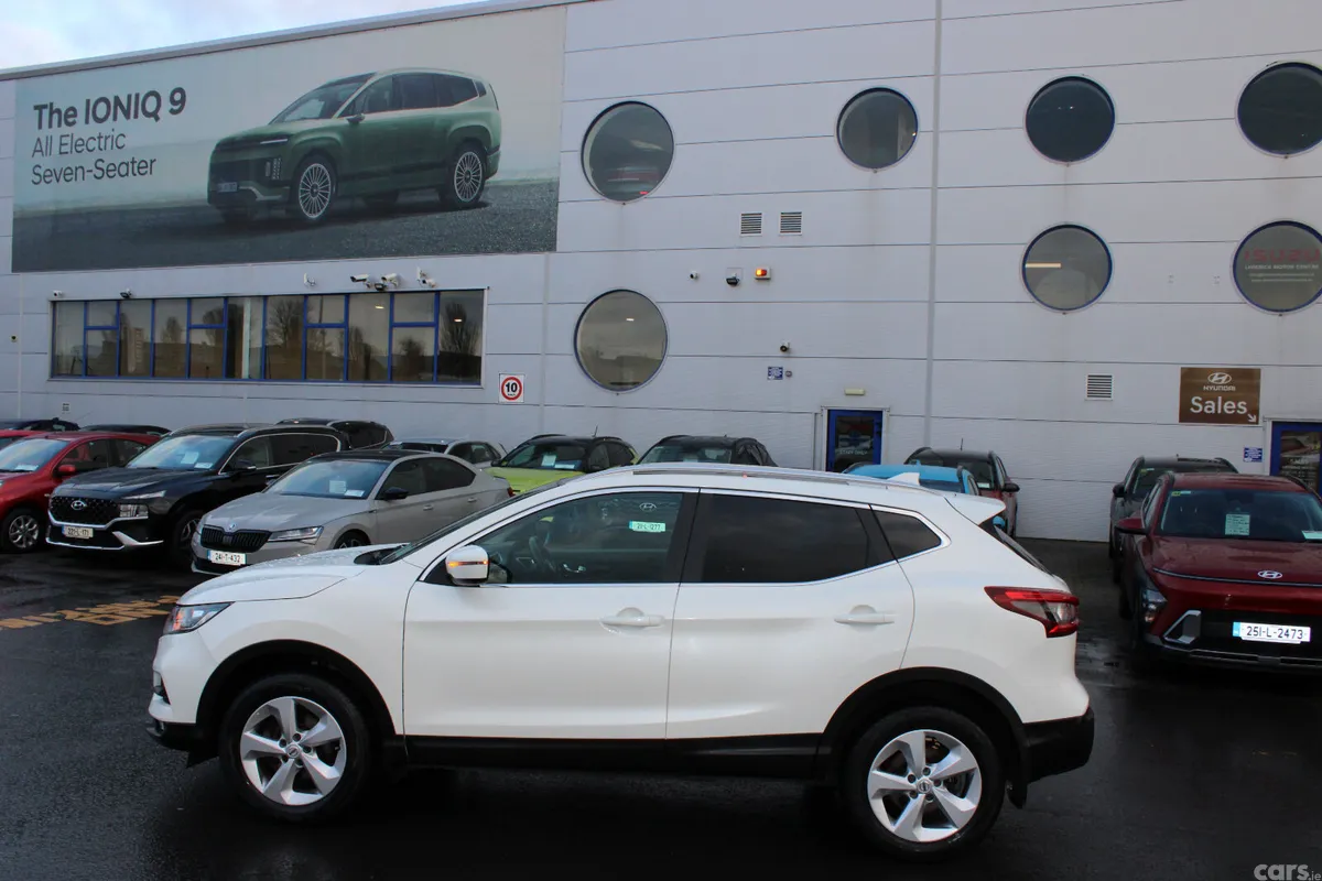 Nissan Qashqai MPV, Petrol, 2019, White