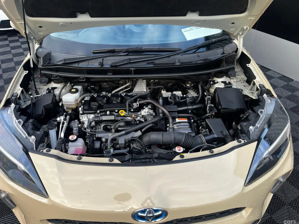 Toyota Yaris Cross Hatchback, Petrol Hybrid, 2021, Yellow
