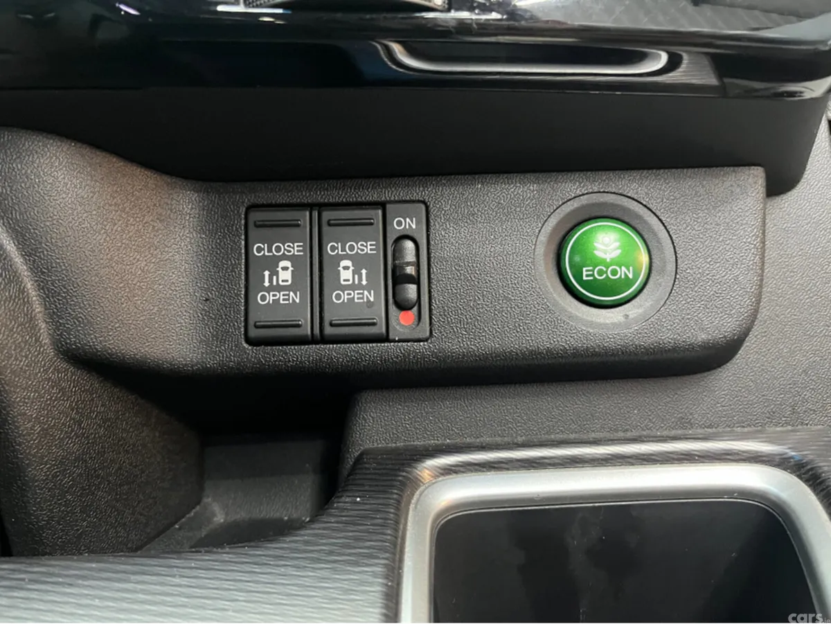 Honda Stepwagon MPV, Petrol Hybrid, 2019, White