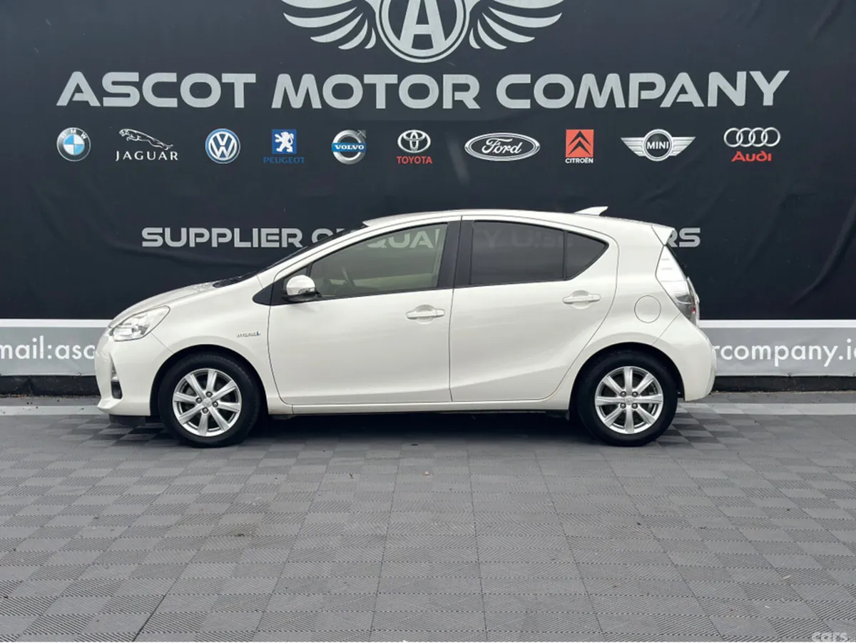 Toyota Aqua Hatchback, Petrol Hybrid, 2014, White