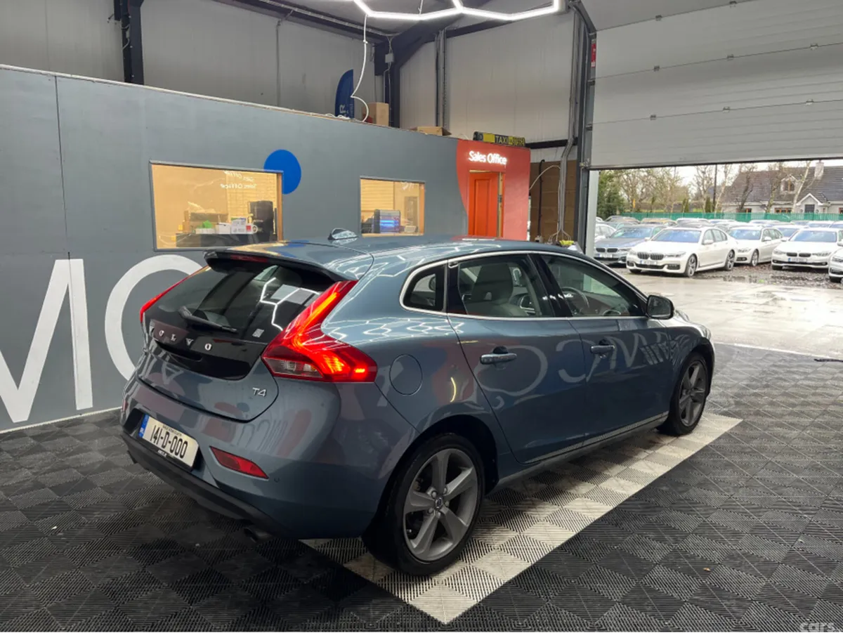 Volvo V40 Hatchback, Petrol, 2014, Blue