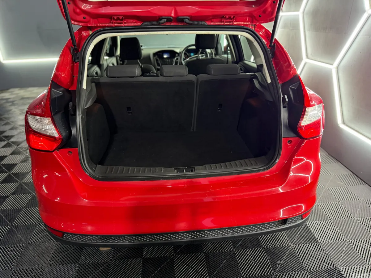 Ford Focus Hatchback, Diesel, 2011, Red