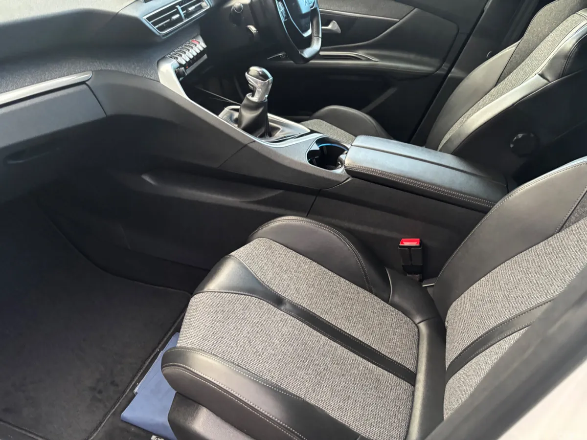 Peugeot 3008 MPV, Petrol, 2019, White