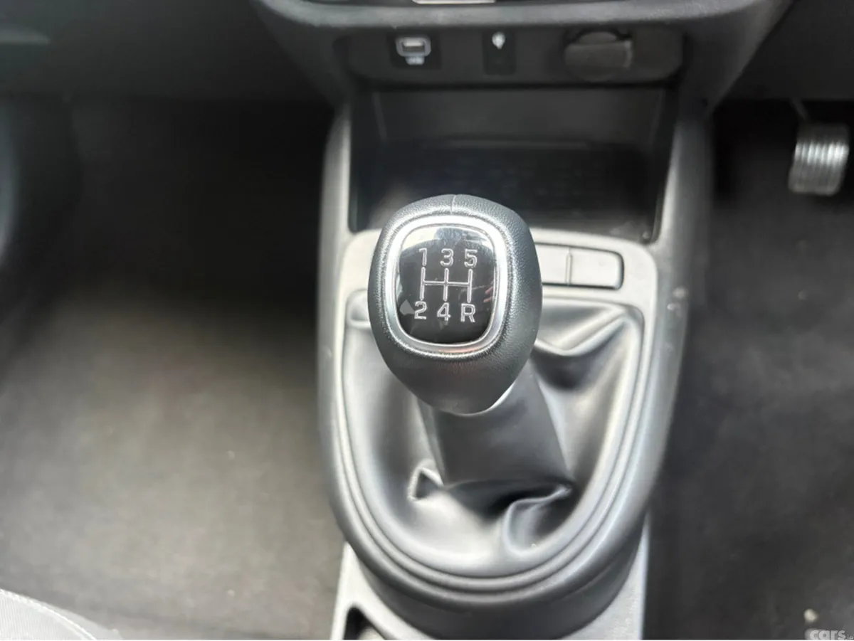Hyundai i10 Hatchback, Petrol, 2023, White