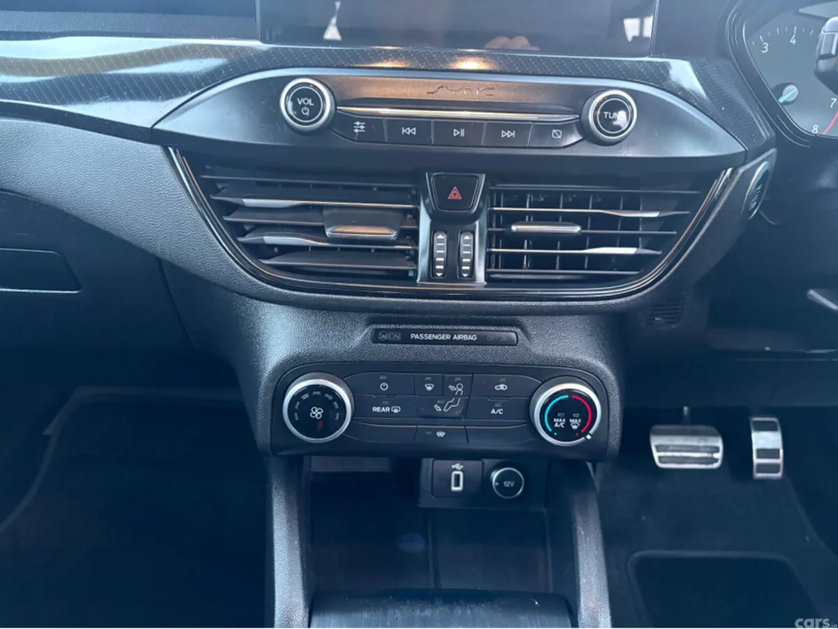 Ford Focus Hatchback, Petrol, 2019, Red
