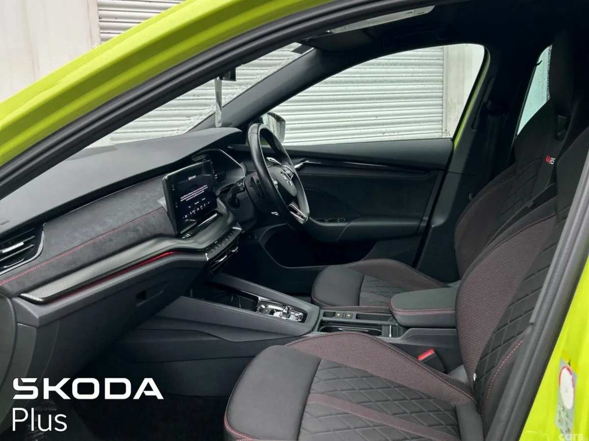 Skoda Octavia Saloon, Diesel, 2024, Green