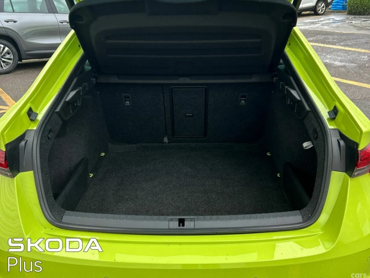Skoda Octavia Saloon, Diesel, 2024, Green