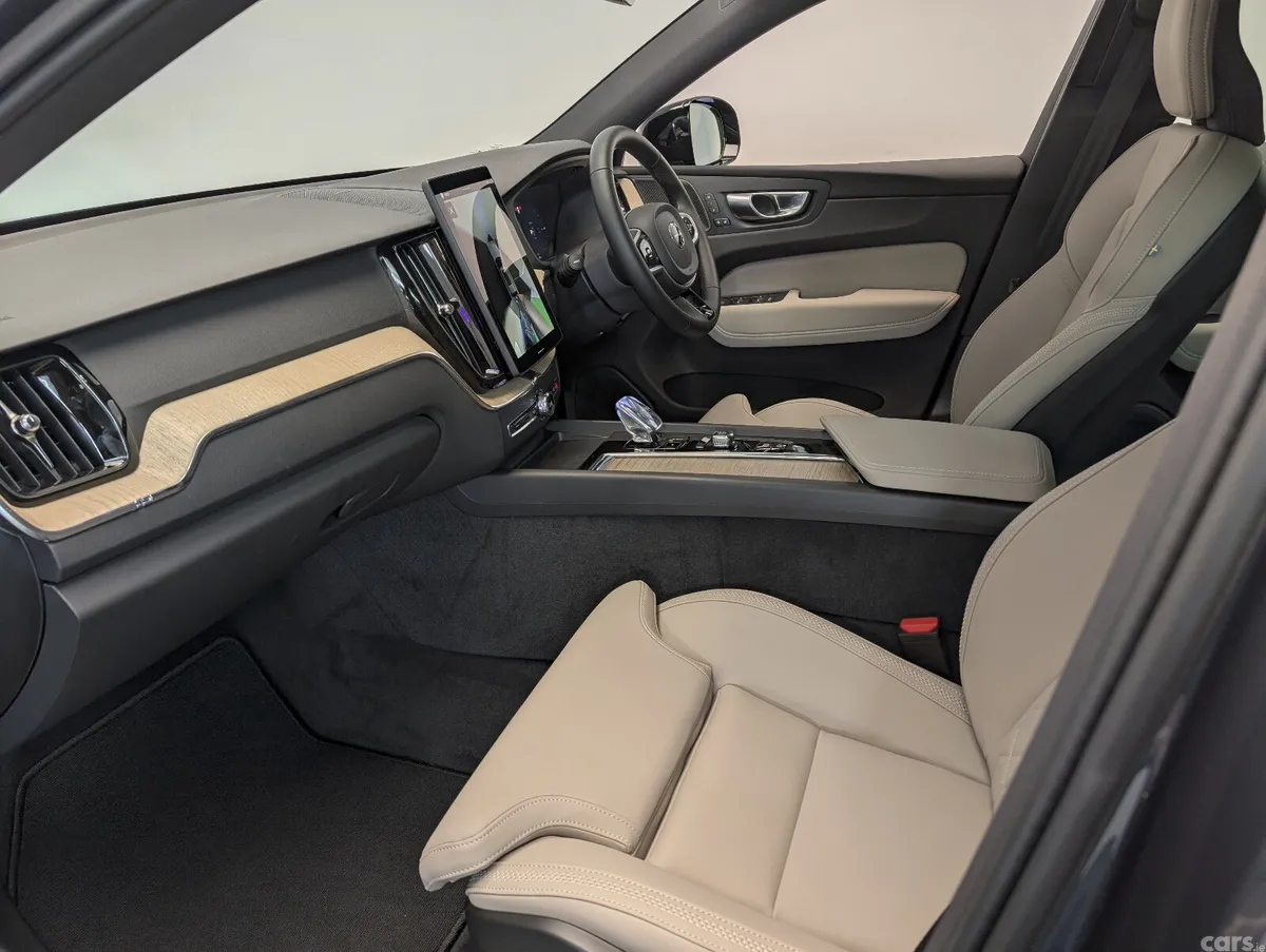 Volvo XC60 SUV, Petrol Plug-in Hybrid, 2025, Blue