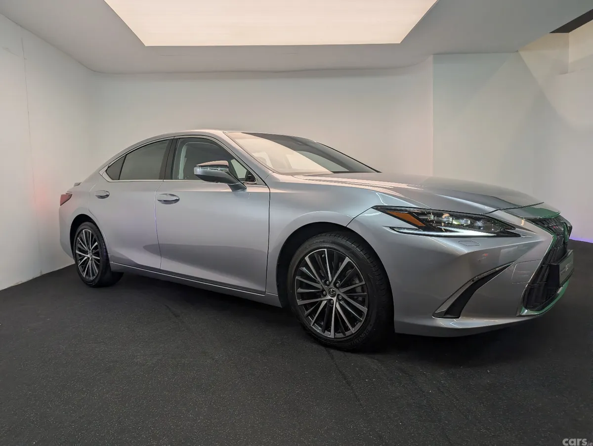 Lexus ES Saloon, Petrol Hybrid, 2025, Silver
