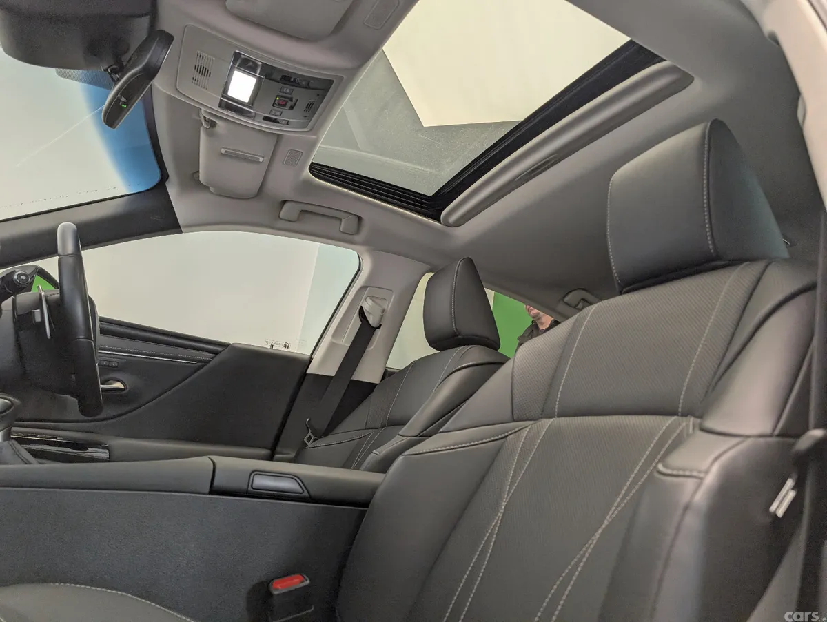 Lexus ES Saloon, Petrol Hybrid, 2025, Silver