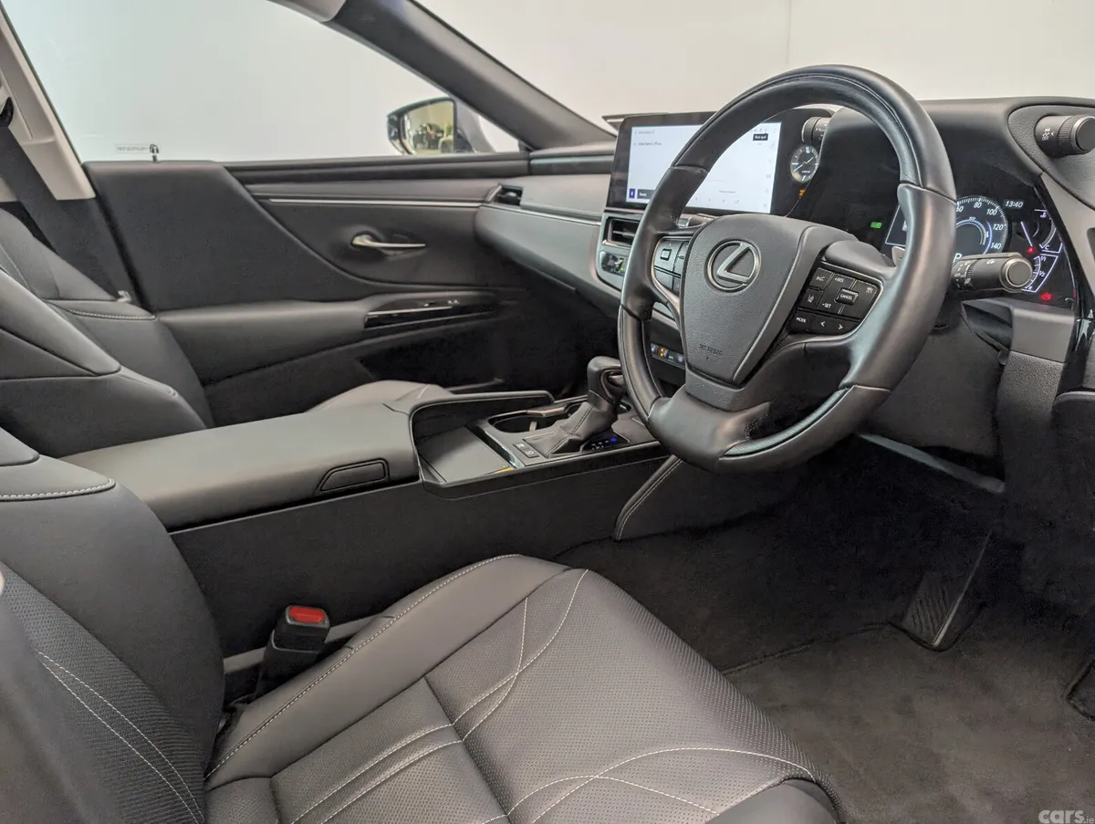 Lexus ES Saloon, Petrol Hybrid, 2025, Silver