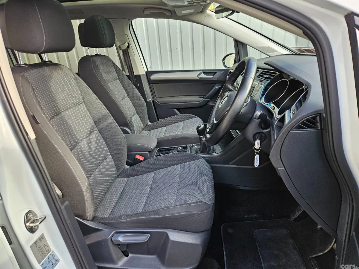 Volkswagen Touran MPV, Diesel, 2016, White