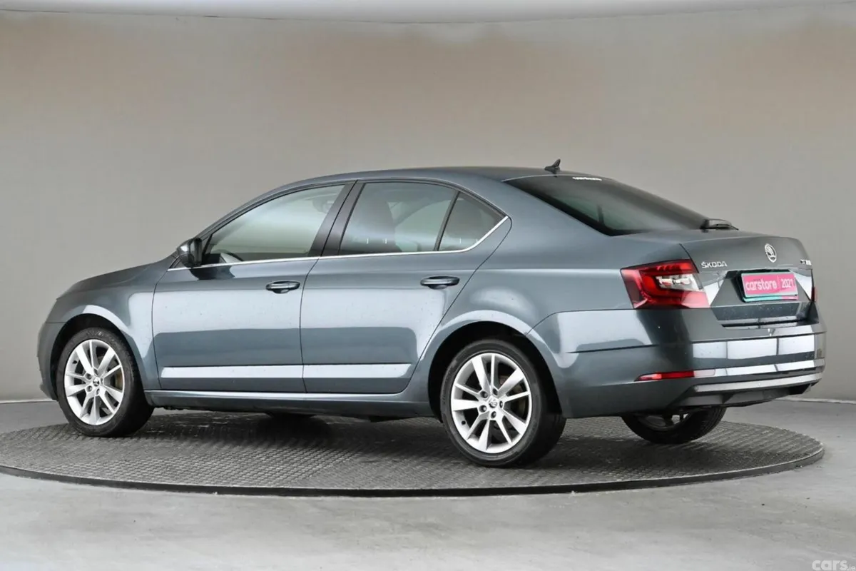 Skoda Octavia Hatchback, Petrol, 2021, Grey