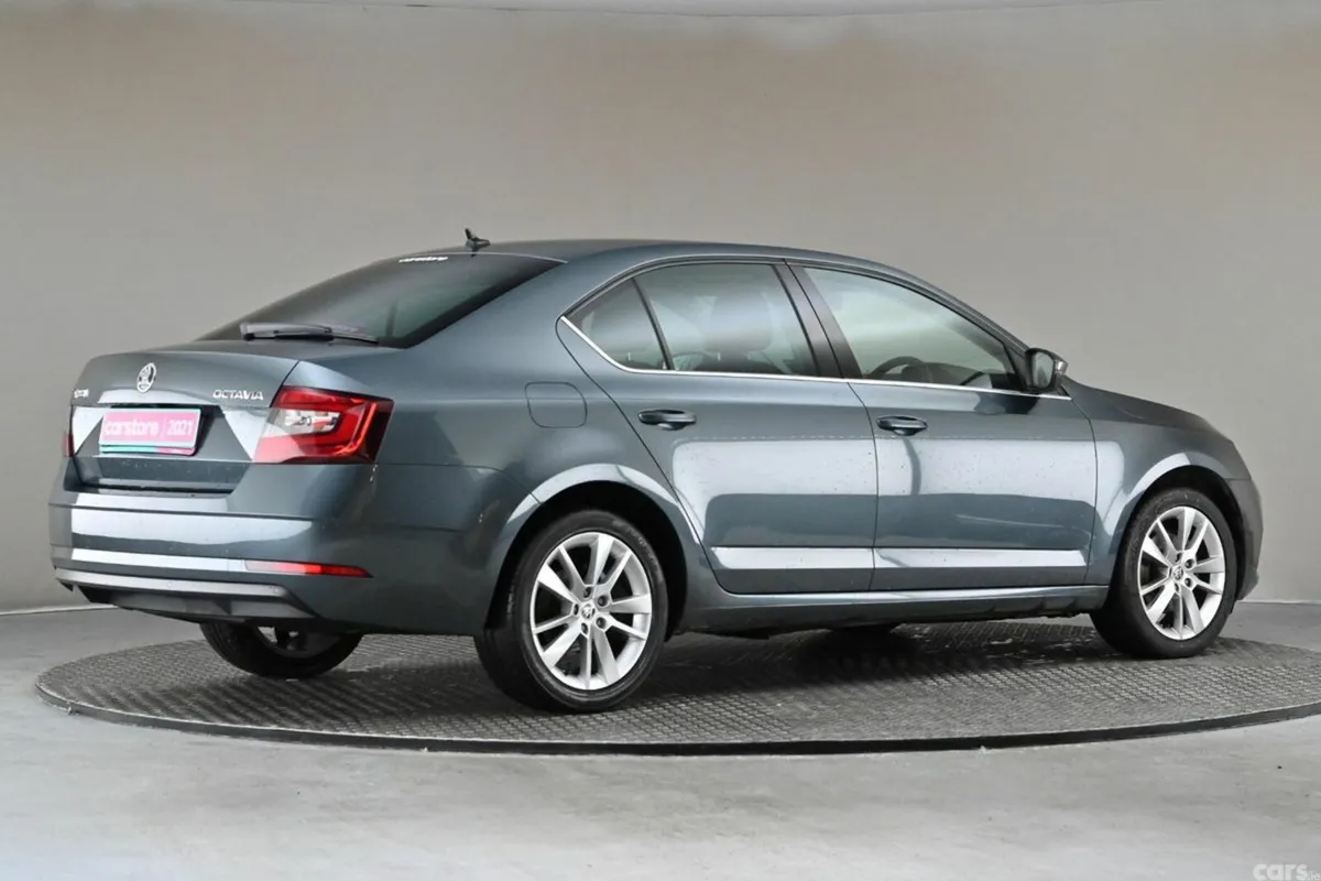 Skoda Octavia Hatchback, Petrol, 2021, Grey