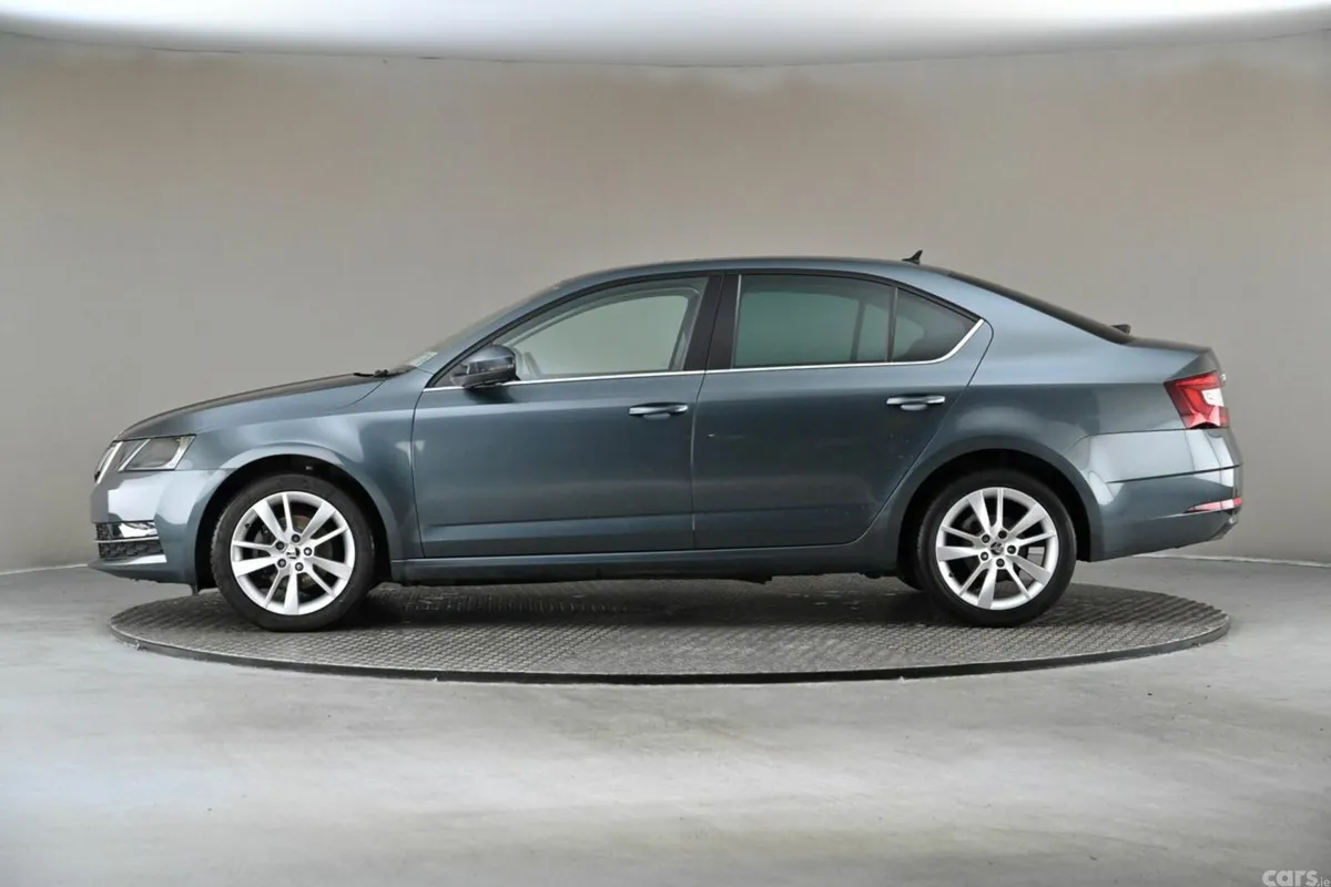 Skoda Octavia Hatchback, Petrol, 2021, Grey