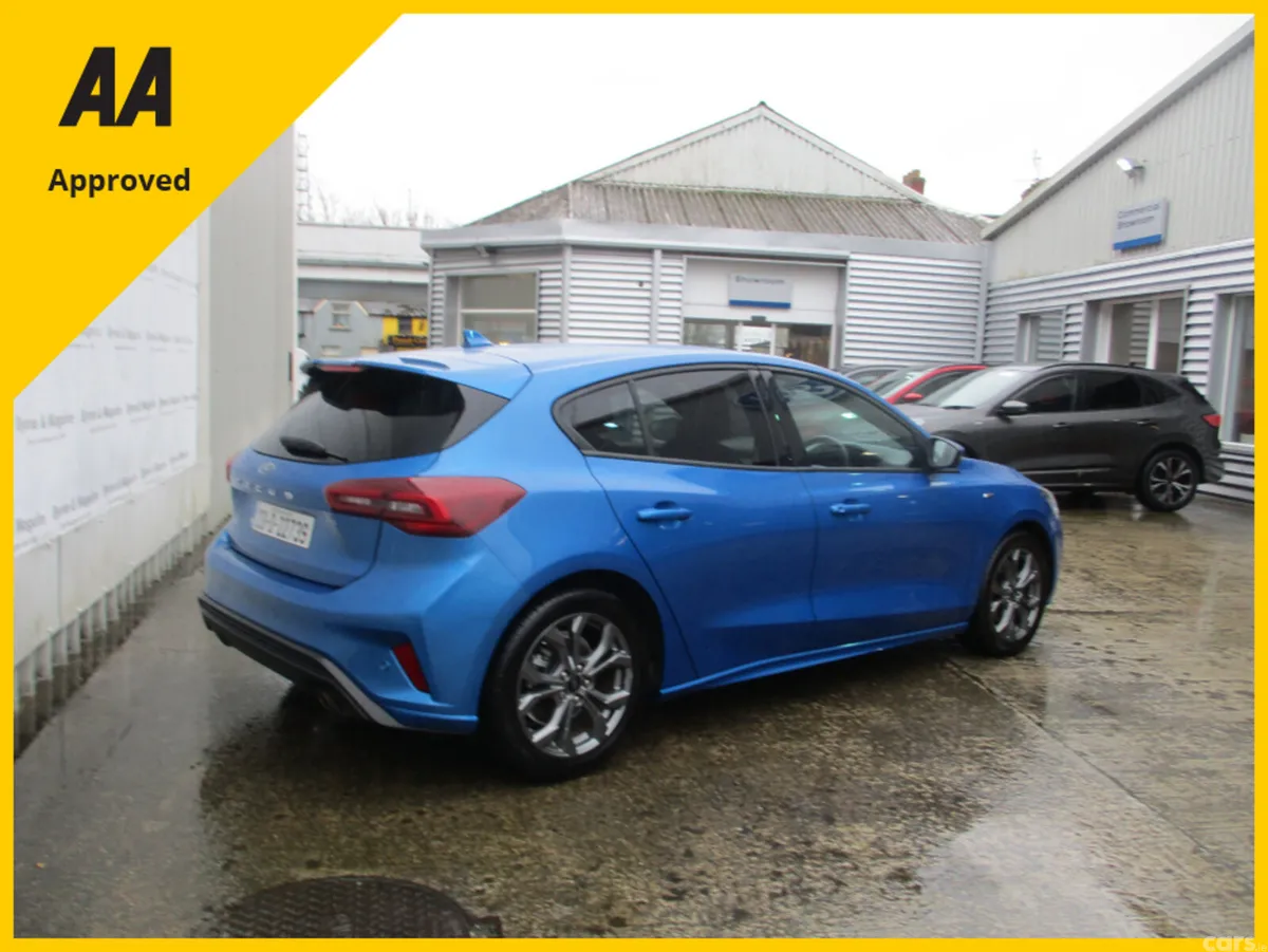 Ford Focus Hatchback, Petrol Hybrid, 2023, Blue