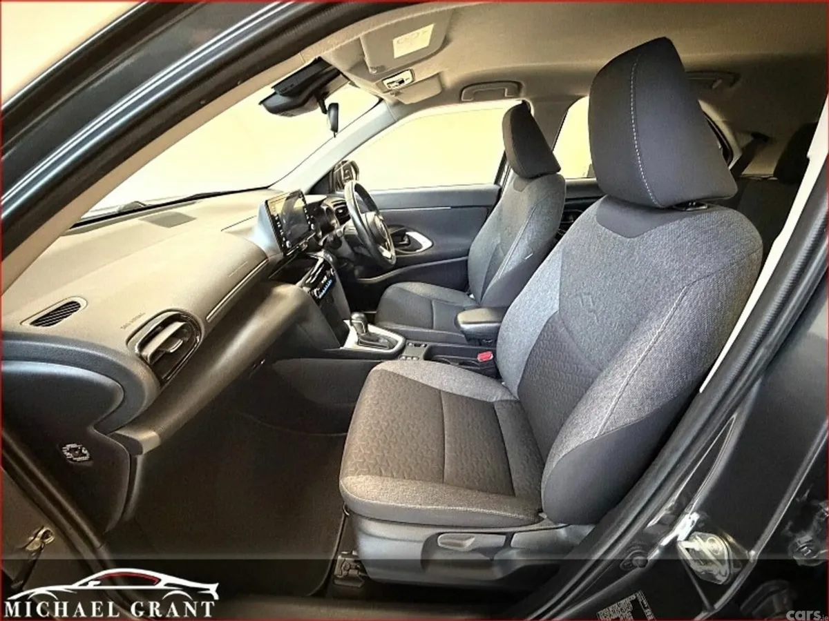 Toyota Yaris Cross Hatchback, Petrol Hybrid, 2023, Grey