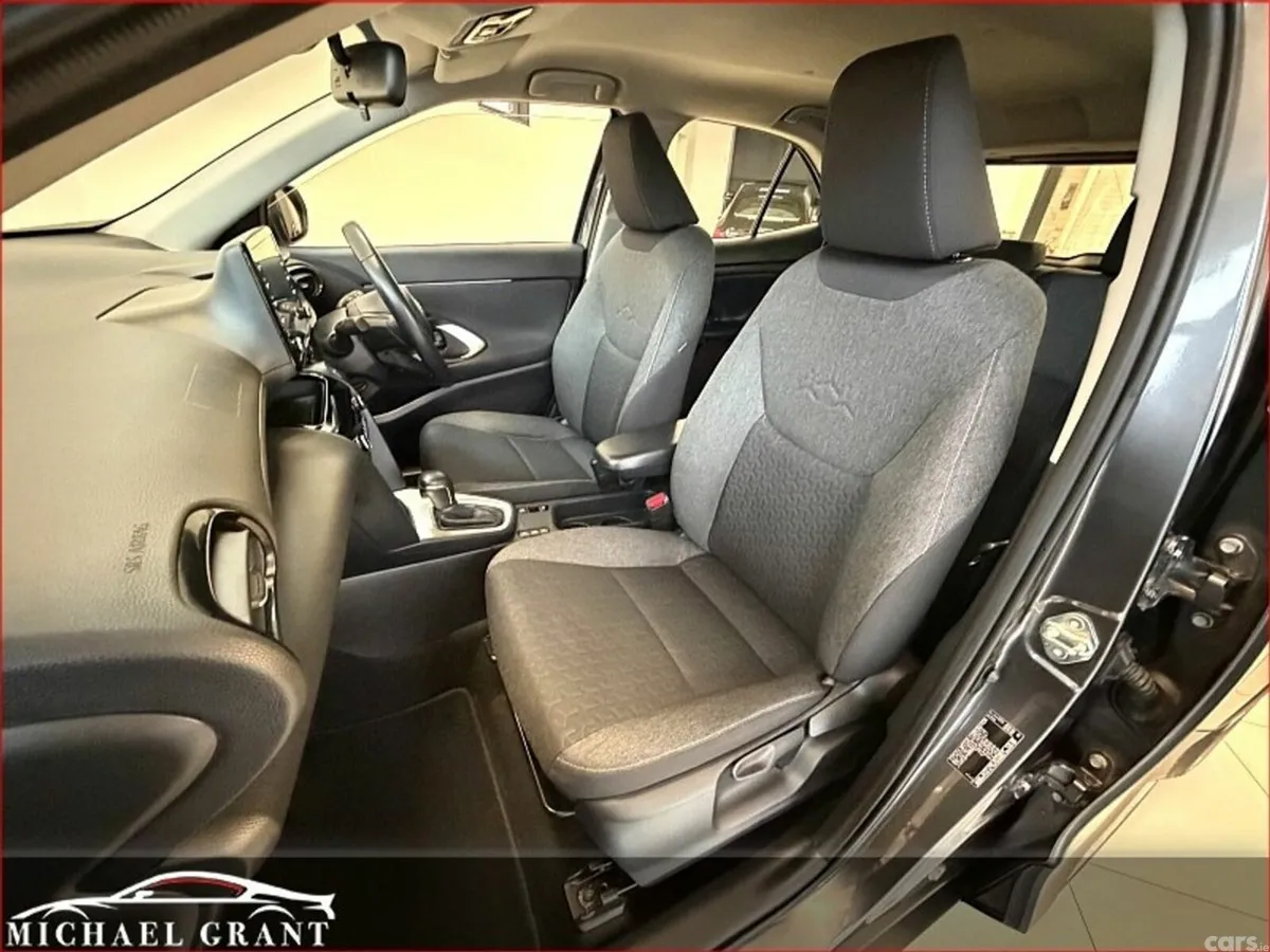 Toyota Yaris Cross Hatchback, Petrol Hybrid, 2023, Grey