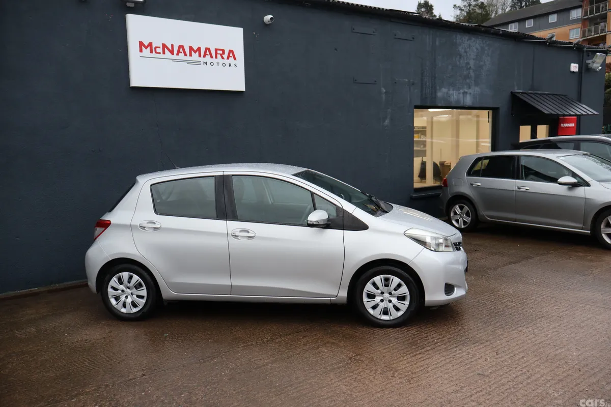 Toyota Yaris Hatchback, Petrol, 2014, Silver