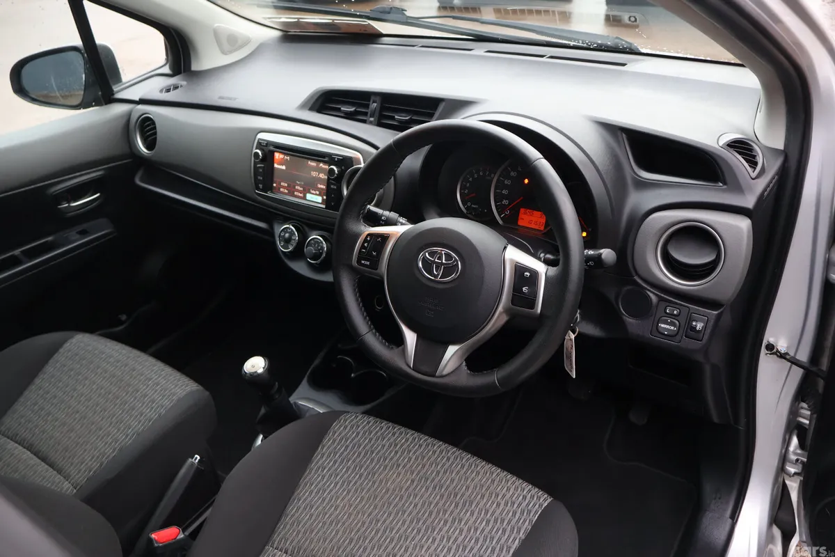 Toyota Yaris Hatchback, Petrol, 2014, Silver