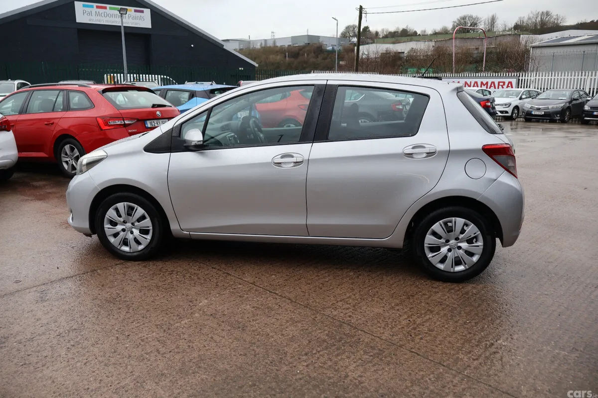 Toyota Yaris Hatchback, Petrol, 2014, Silver