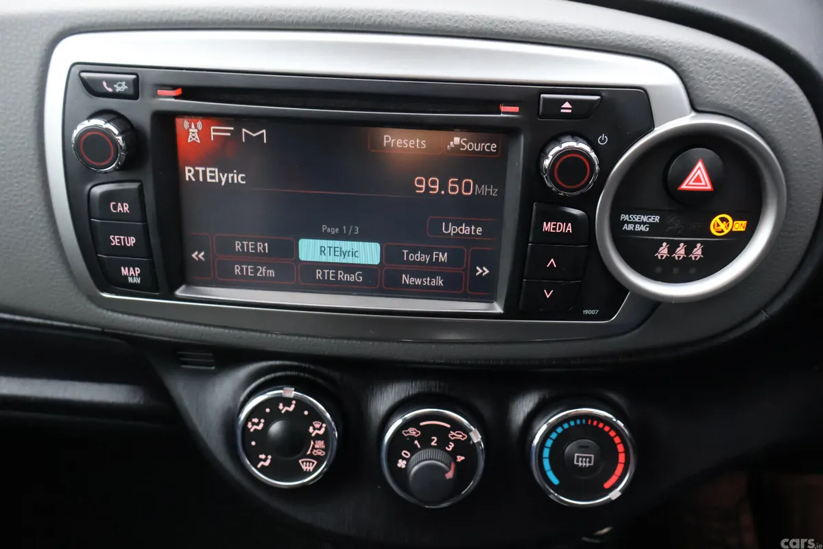 Toyota Yaris Hatchback, Petrol, 2014, Silver