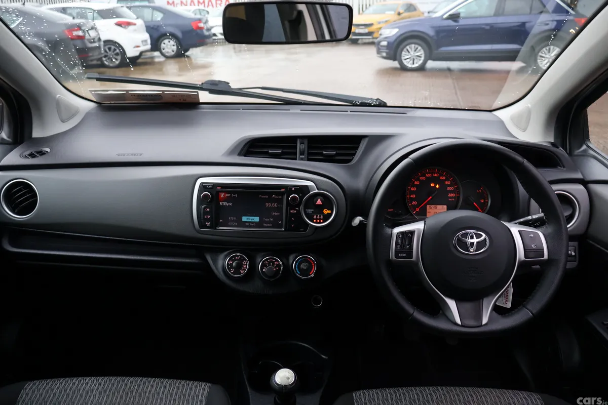 Toyota Yaris Hatchback, Petrol, 2014, Silver