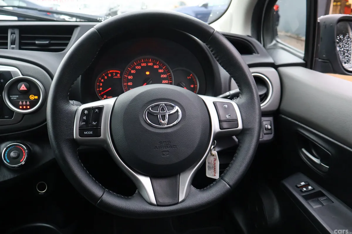 Toyota Yaris Hatchback, Petrol, 2014, Silver