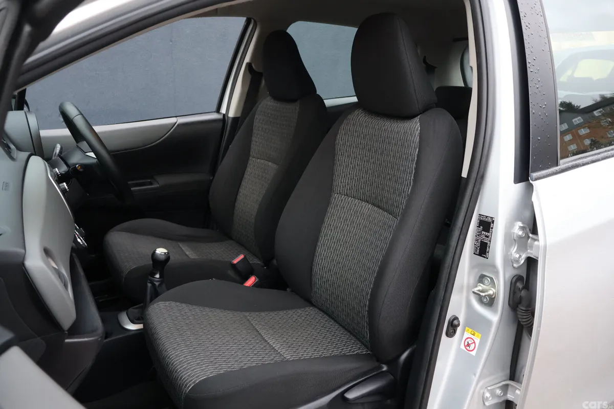 Toyota Yaris Hatchback, Petrol, 2014, Silver