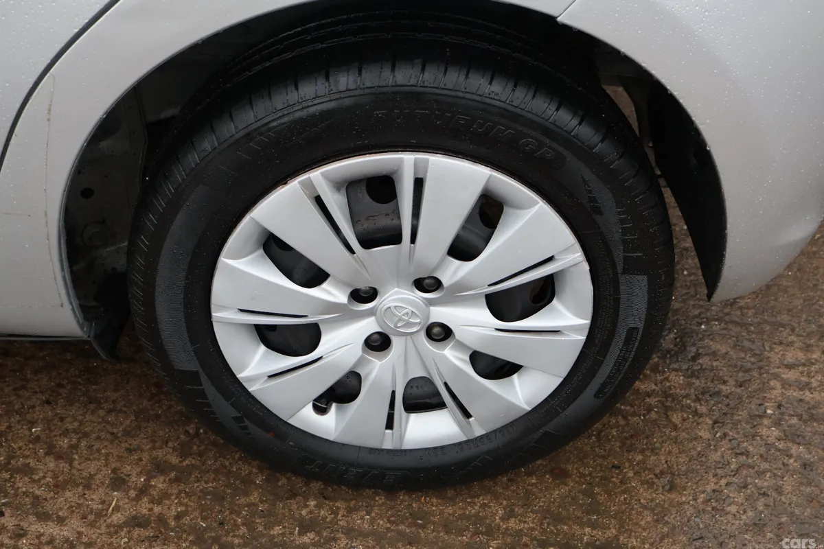 Toyota Yaris Hatchback, Petrol, 2014, Silver