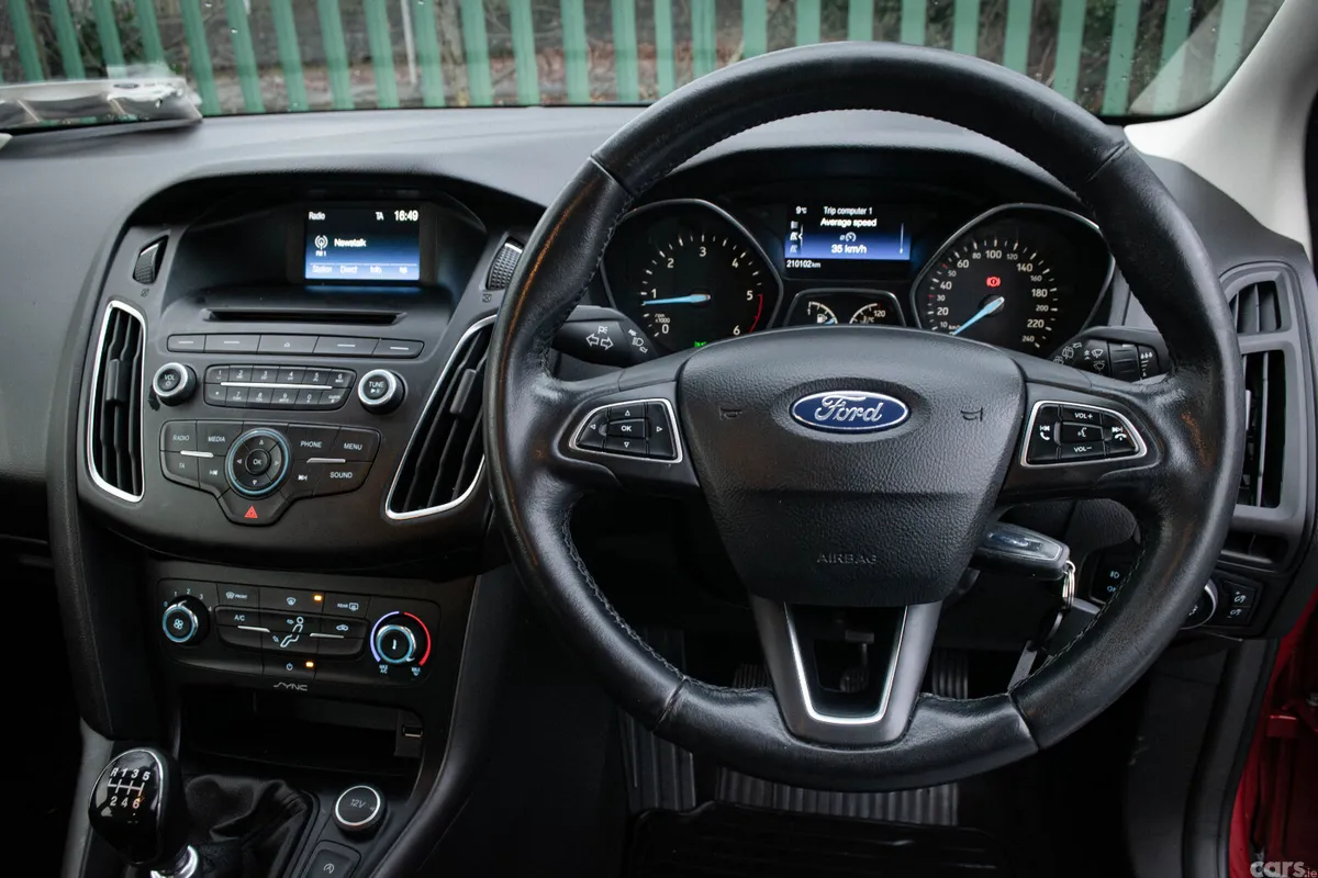 Ford Focus Hatchback, Diesel, 2015, Red