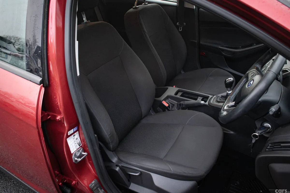 Ford Focus Hatchback, Diesel, 2015, Red