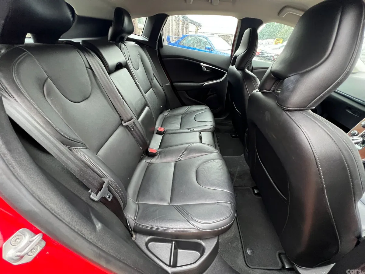 Volvo V40 Hatchback, Diesel, 2019, Red