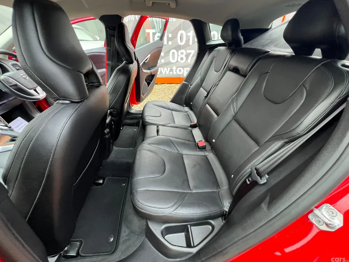 Volvo V40 Hatchback, Diesel, 2019, Red