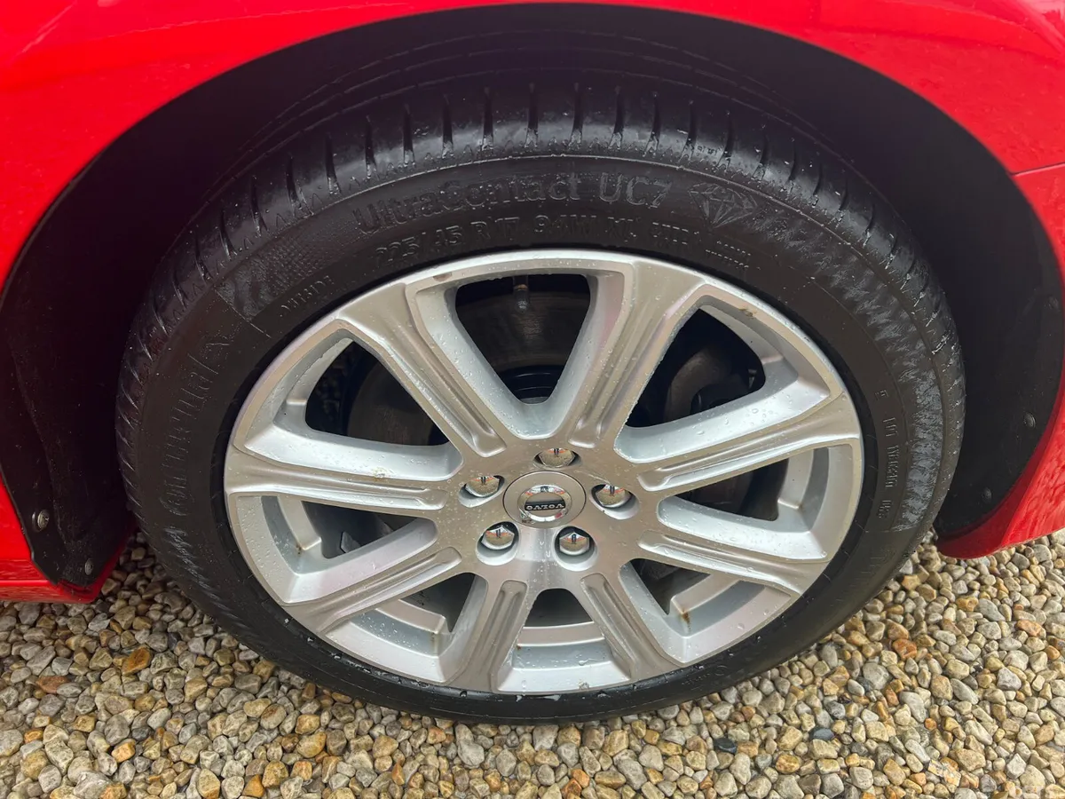 Volvo V40 Hatchback, Diesel, 2019, Red