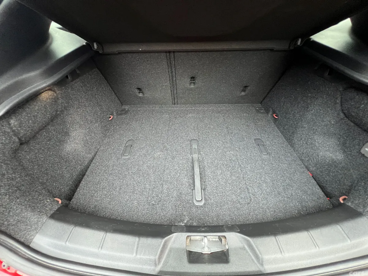 Volvo V40 Hatchback, Diesel, 2019, Red