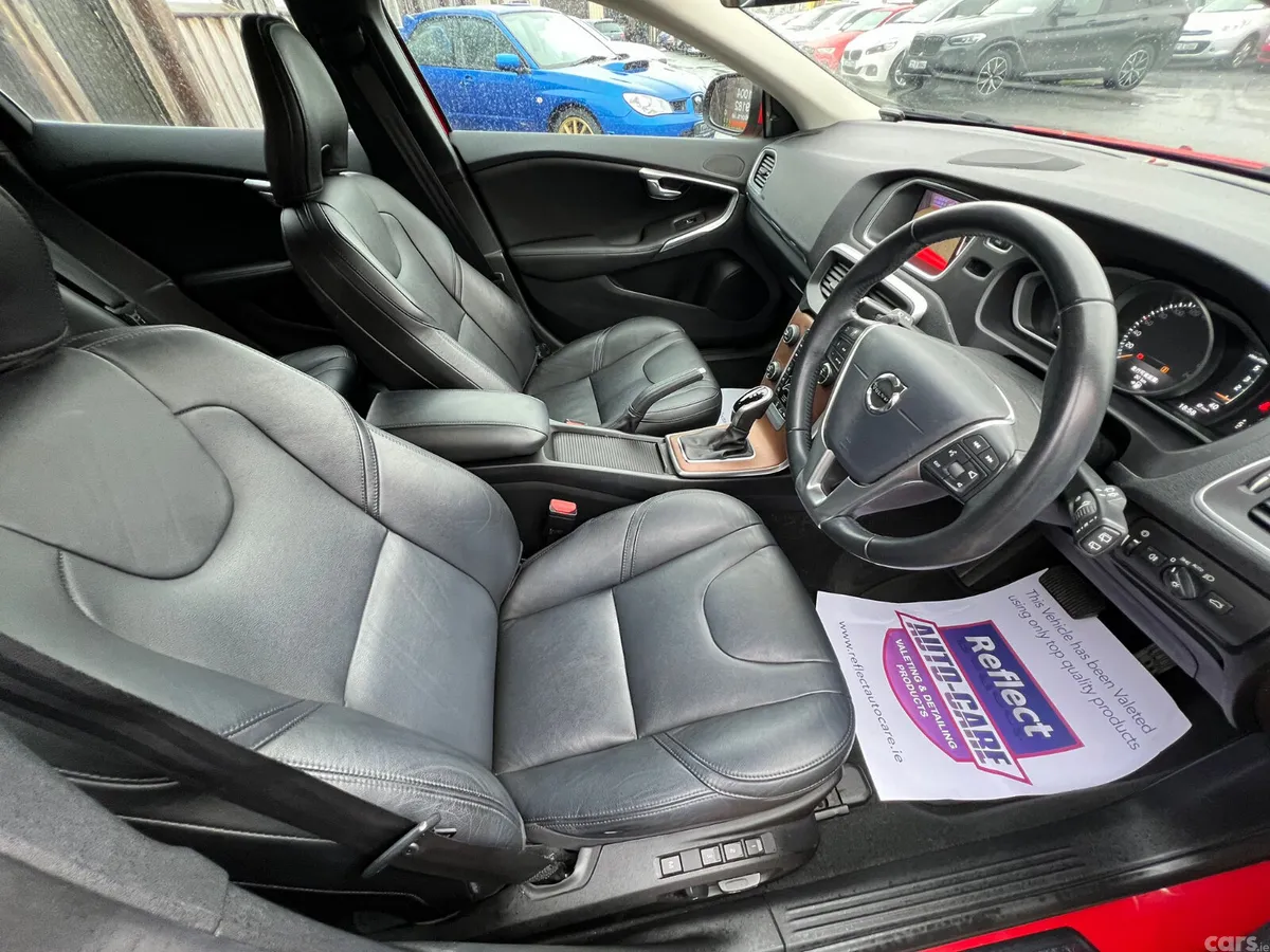 Volvo V40 Hatchback, Diesel, 2019, Red