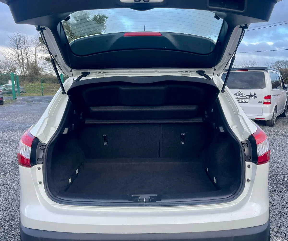 Nissan Qashqai Hatchback, Diesel, 2015, White
