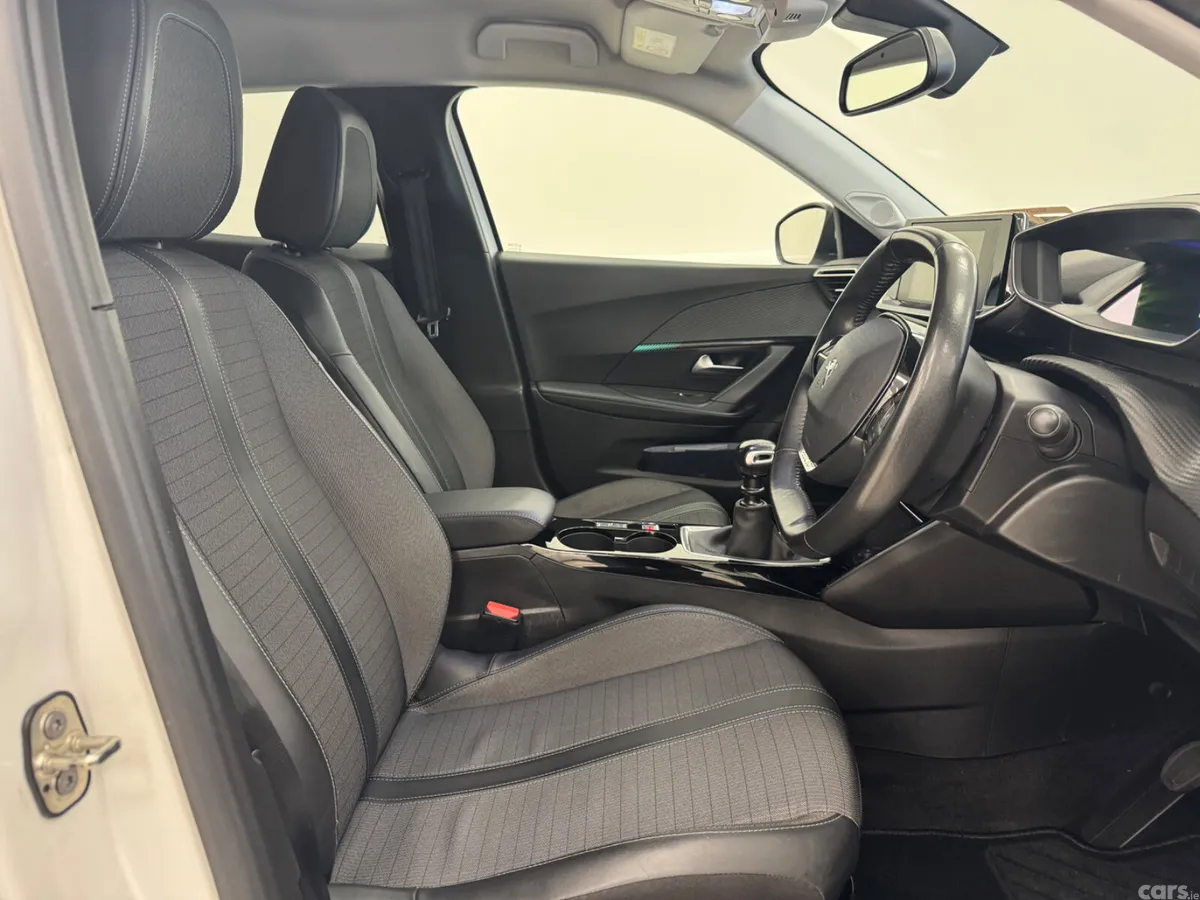 Peugeot 2008 MPV, Petrol, 2021, White