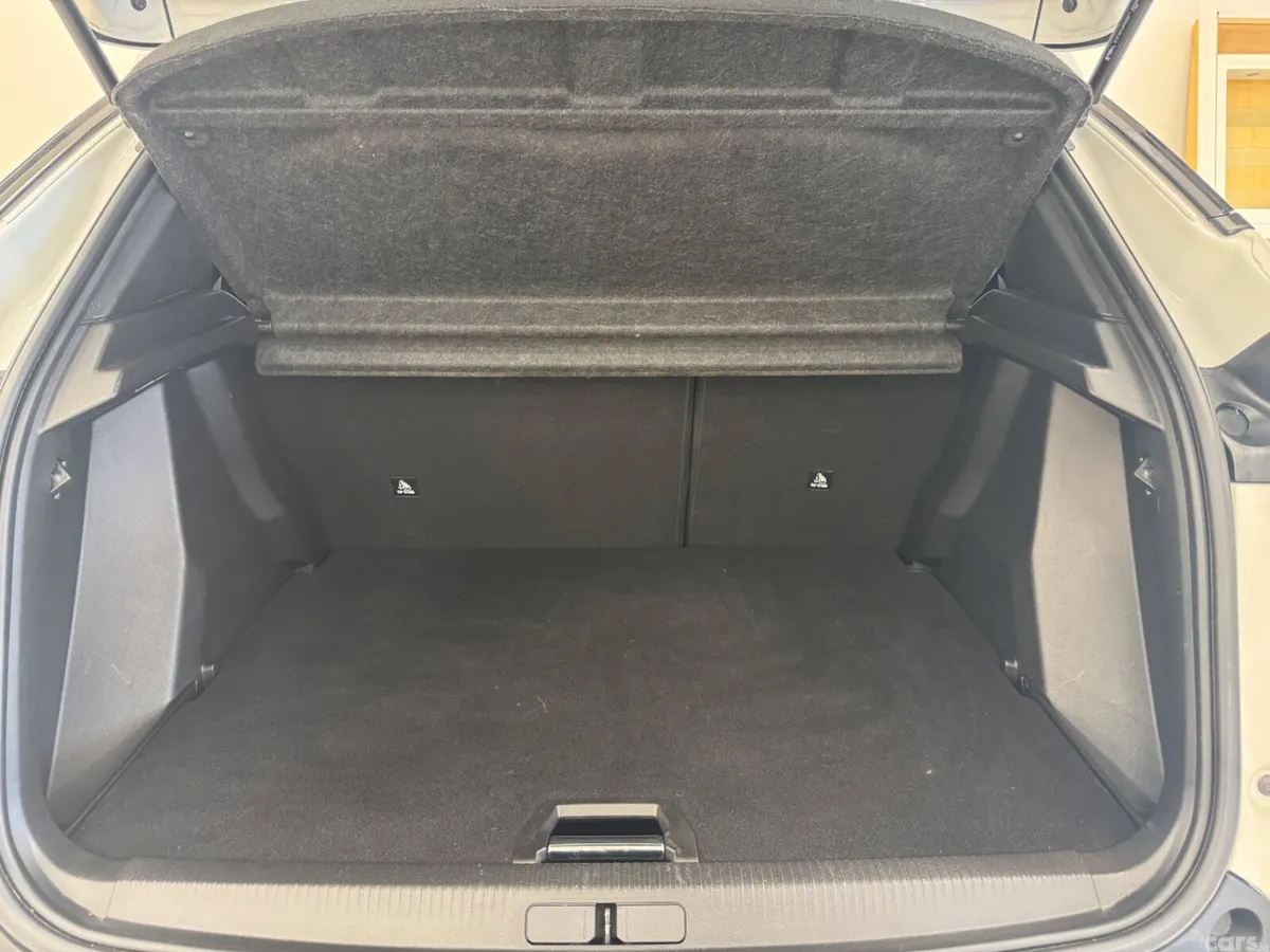 Peugeot 2008 MPV, Petrol, 2021, White