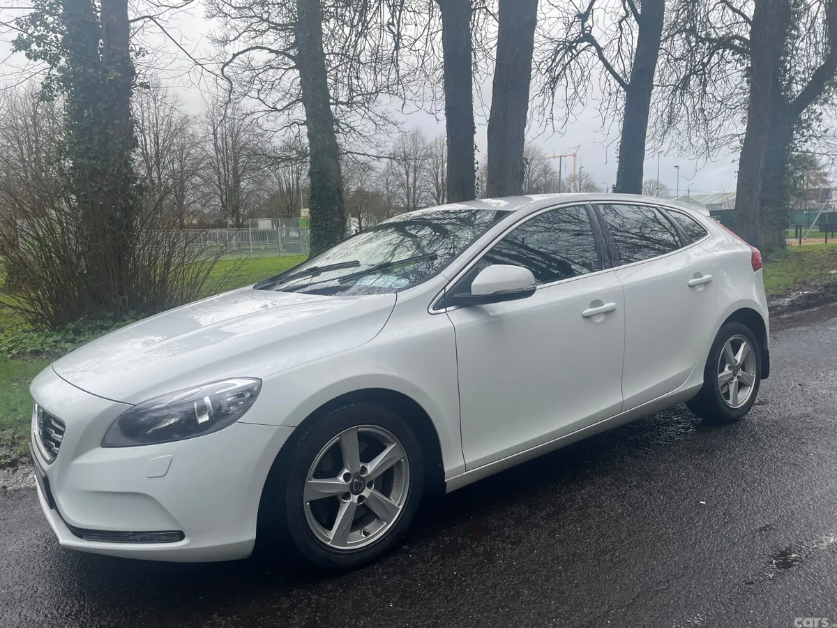 Volvo V40 Hatchback, Diesel, 2016, White
