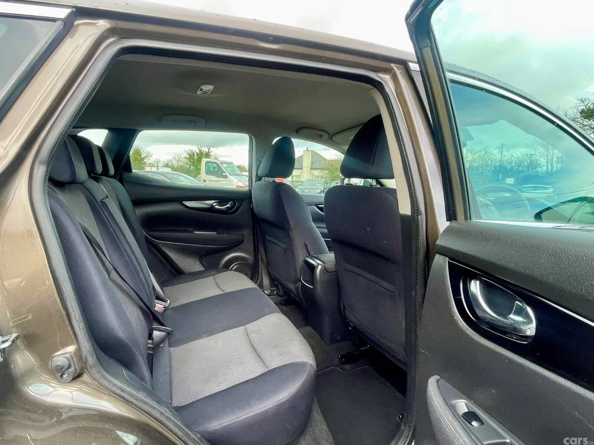Nissan Qashqai Hatchback, Diesel, 2015, Brown