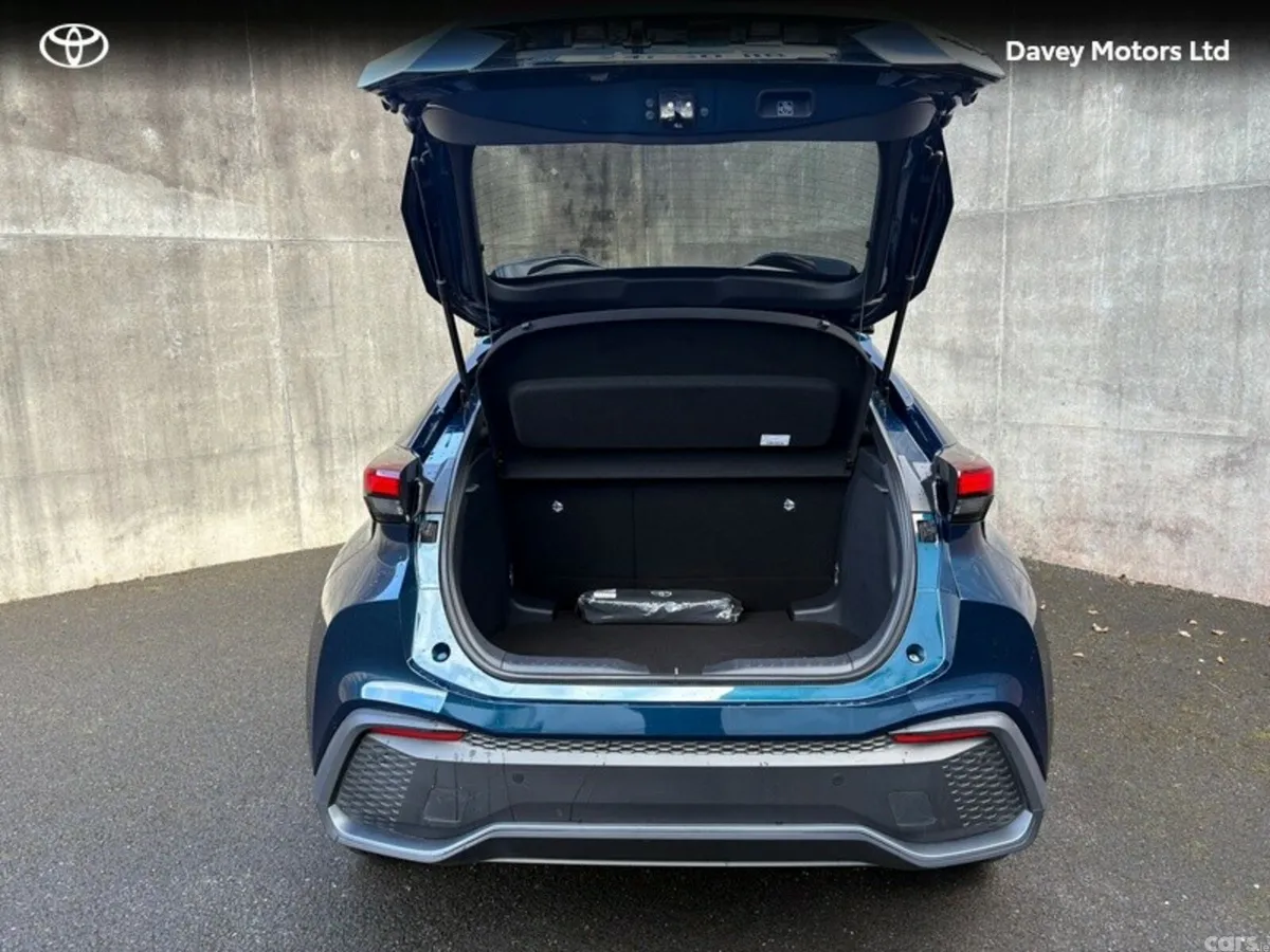 Toyota C-HR SUV, Petrol Hybrid, 2024, Blue