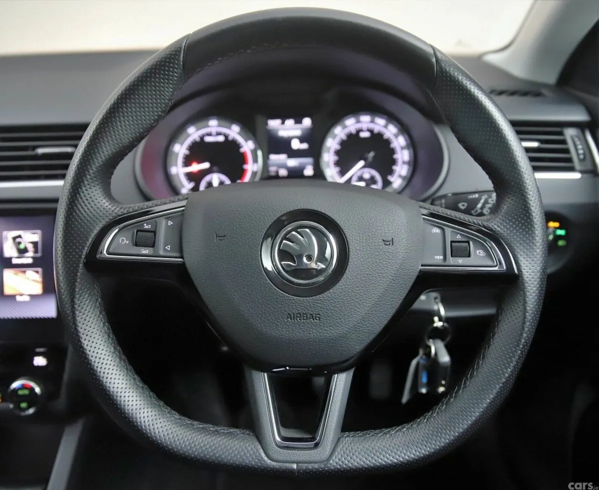 Skoda Octavia Hatchback, Petrol, 2021, Grey