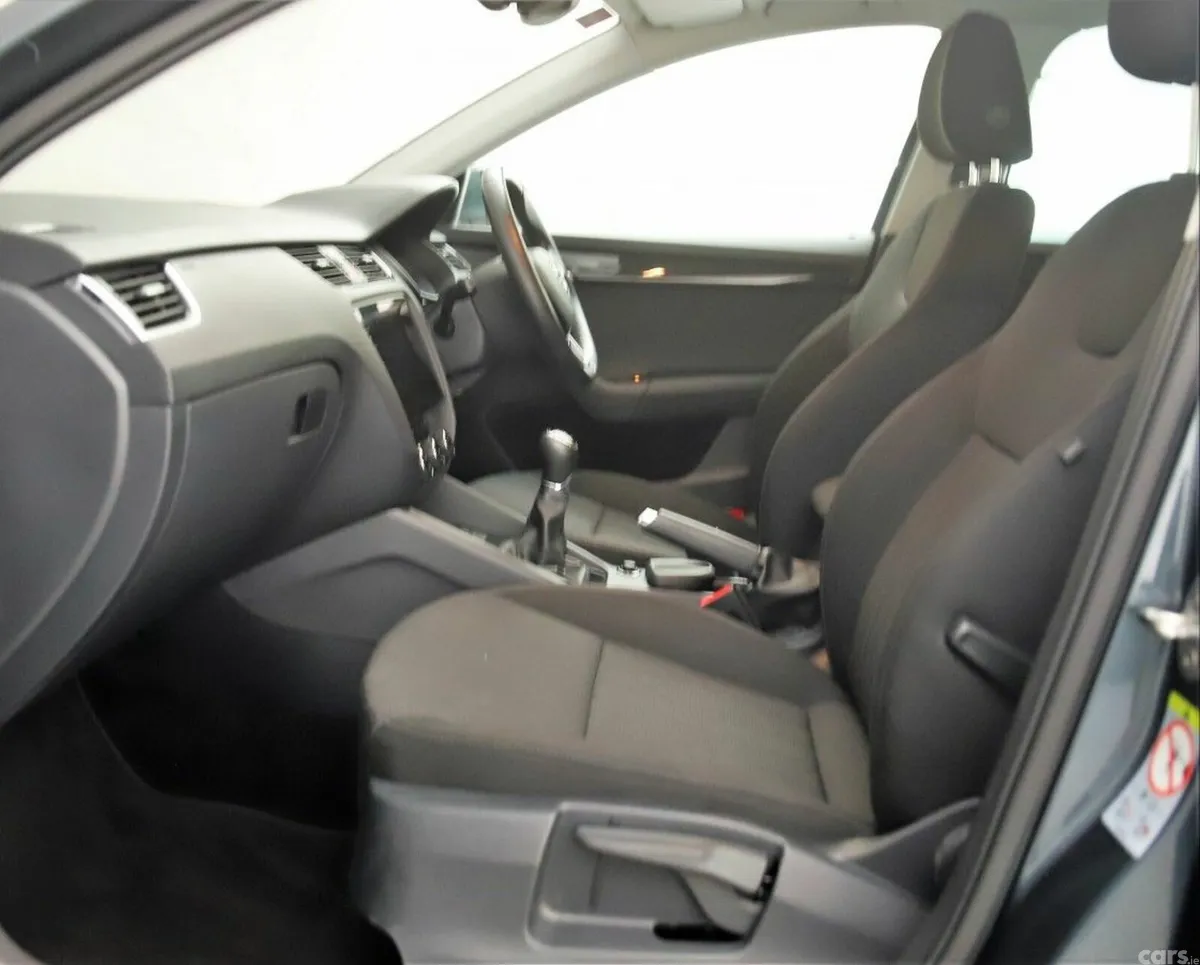 Skoda Octavia Hatchback, Petrol, 2021, Grey